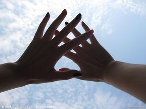 当我们仰望天空时看见什么？